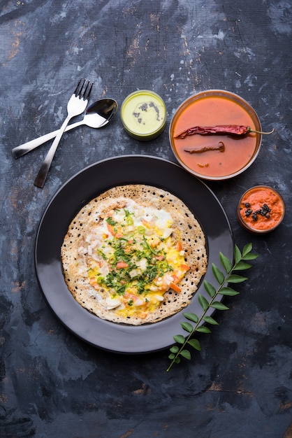 Egg Dosa è una colazione o un pasto non vegetariano dell'India meridionale popolare, servito con sambar e chutney