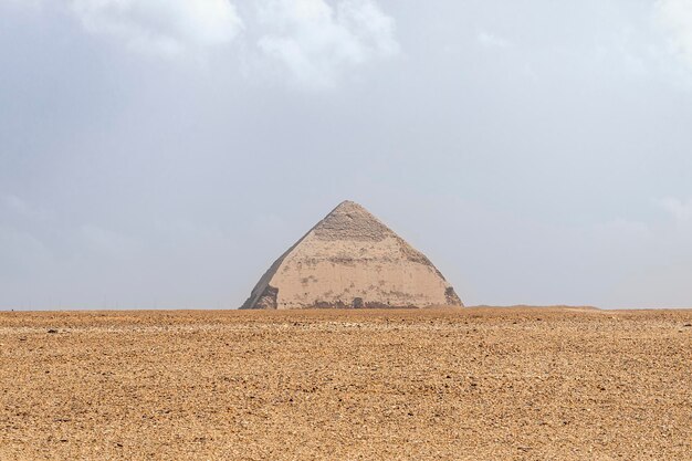 Egitto Dahshur o Dashur Piramide piegata conosciuta anche come Falsa o Piramide romboidale a causa della sua pendenza angolare modificata del faraone Sneferu con involucro di pietra calcarea originale ben conservato