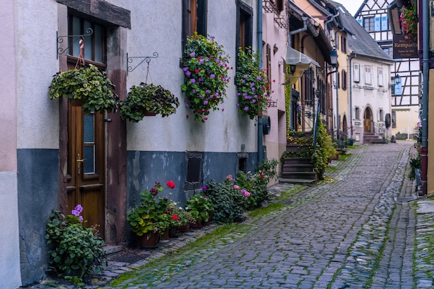 Eguisheim, Francia - 7 dicembre 2019: Villaggio storico Eguisheim in Francia. Patrimonio DELL'UNESCO.