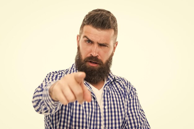 Ehi, hipster ben curato guardando la fotocamera Hipster con baffi e barba lunga Uomo maturo barbuto muscolare brutale hipster sfondo bianco Mascolinità e brutalità Puntando il dito indice