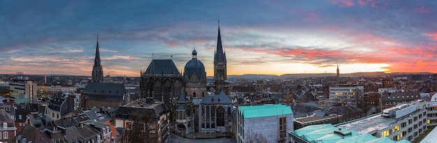 Ein Panorama der Kaiserstadt Aachen zum Sonnenuntergan mit Dom. Erstellt mit einer 5d mark III.