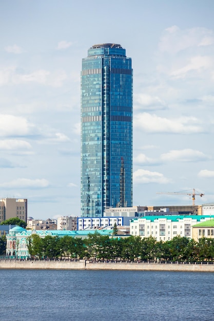 Ekaterinburg, Russia - 2 luglio 2016: Vysotsky è un grattacielo a Ekaterinburg. È il secondo edificio più alto della Russia e l'edificio più settentrionale di oltre 150 metri di altezza in tutto il mondo.