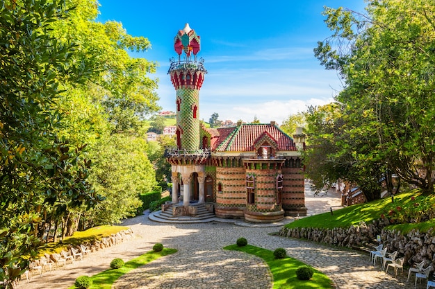 El Capricho è un edificio, progettato da Antoni Gaudi, situato a Comillas nella regione spagnola della Cantabria