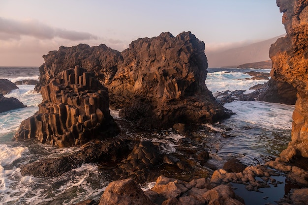 El Hierro Island Isole Canarie bellissimo paesaggio nella piscina naturale di Charco Azul al tramonto