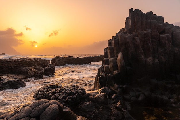 El Hierro Island Isole Canarie paesaggio di rocce vulcaniche nella piscina naturale di Charco azul in primavera tramonto arancione