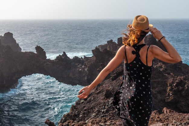 El Hierro Island Isole Canarie un giovane turista che visita l'Arco de la Tosca