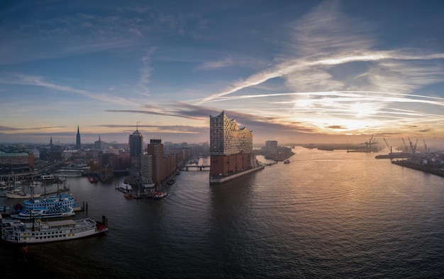 Elbphilharmonie con Hafencity e Speicherstadt alla bellissima alba