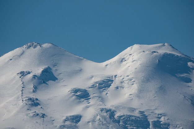 Elbrus E Verdi Colline Alla Soleggiata Giornata Estiva. Regione di Elbrus, Caucaso settentrionale, Russia