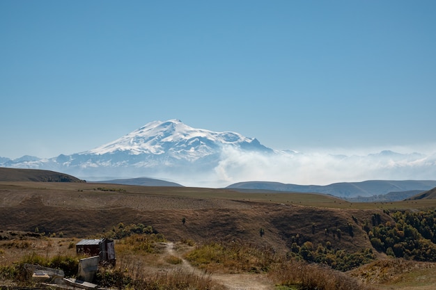 Elbrus E Verdi Colline Alla Soleggiata Giornata Estiva.