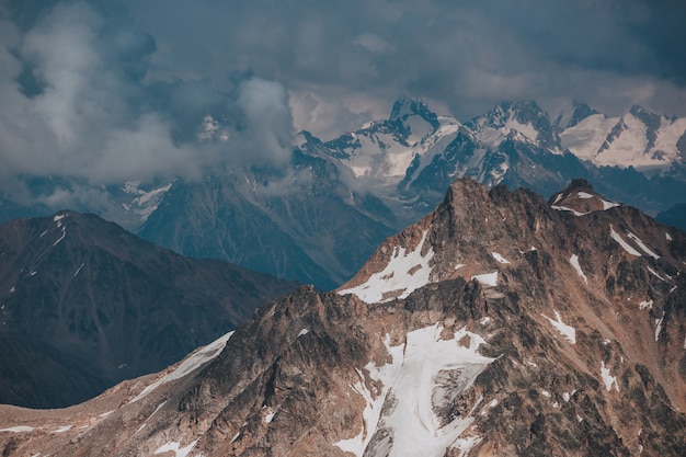 Elbrus, montagne in estate. Grandi montagne del Caucaso dal Monte Elbrus