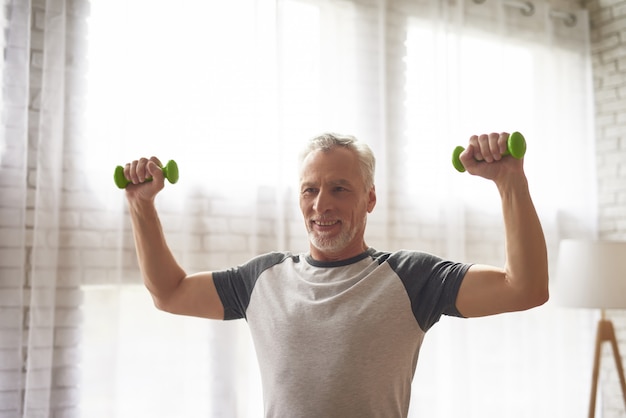 Elderly Man Power Exercise Bicep Training a casa.