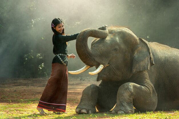 Elefante con ragazza asiatica