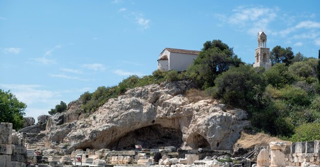 Elefsina Panagia vecchia chiesa ortodossa e doppia grotta di Plutone nel sito archeologico dell'Attica, Grecia