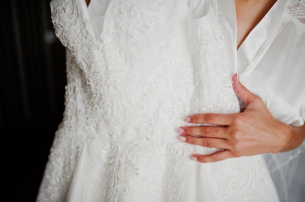 Elegante abito da sposa bianco alla mattina della sposa.