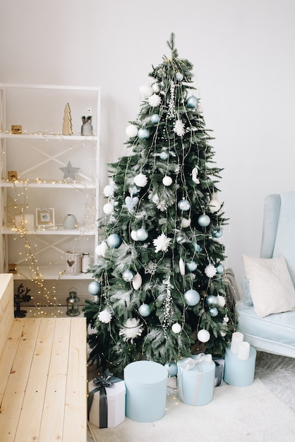 Elegante albero di Natale circondato da regali incartati