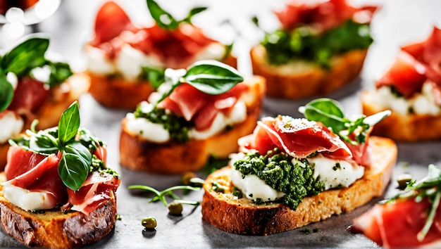 Elegante aperitivo Mozzarella Prosciutto e Arugula Pesto su Bruschetta