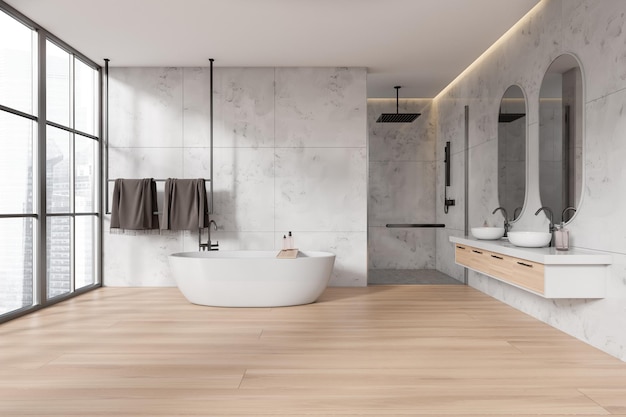 Elegante bagno interno con vasca doppio lavabo e finestra panoramica doccia