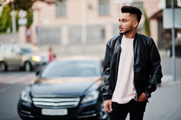 Elegante barba uomo in giacca di pelle nera