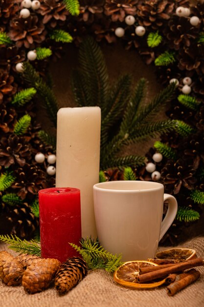 Elegante bella composizione di Capodanno di coni di abete rosso e candele