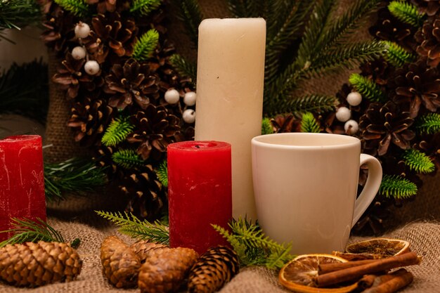 Elegante bella composizione di Capodanno di coni di abete rosso e candele