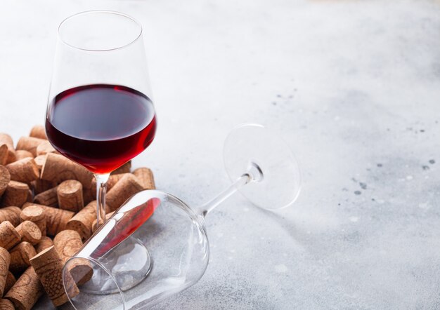 Elegante bicchiere di vino rosso con tappi sul tavolo della cucina