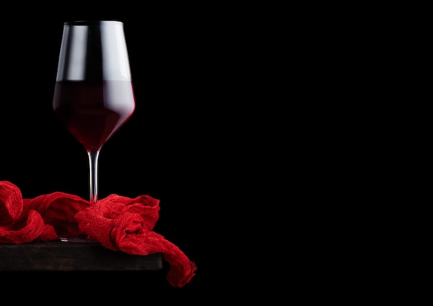 Elegante bicchiere di vino rosso su sfondo nero