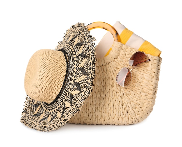 Elegante borsa da spiaggia con cappello di paglia e occhiali da sole su sfondo bianco