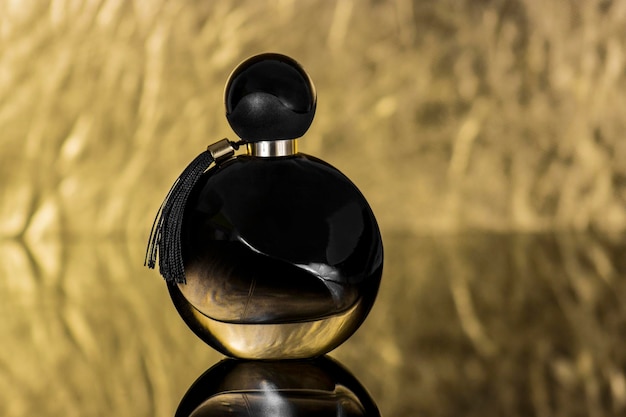 elegante bottiglia di profumo fondo oro