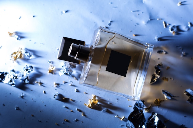 Elegante bottiglia di profumo gialla