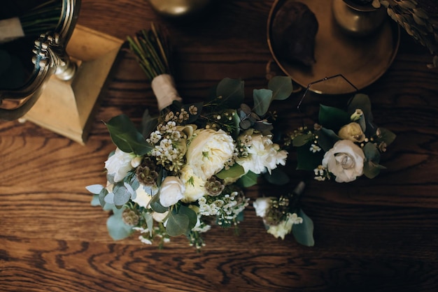 Elegante bouquet da sposa della sposa di rose bianche su tavola di legno