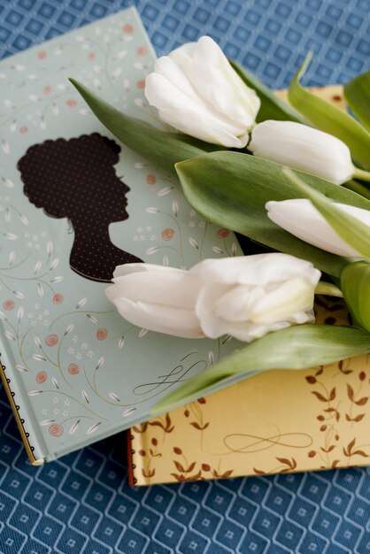 elegante bouquet da sposa di fiori naturali freschi e verde con libro