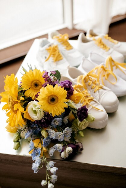 Elegante bouquet da sposa di fiori naturali freschi e verde