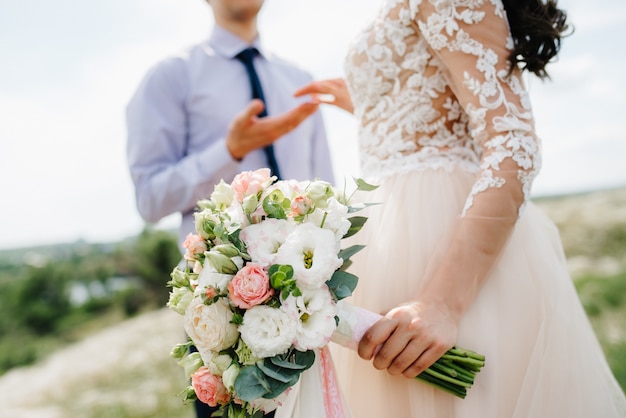 Elegante bouquet da sposa di fiori naturali freschi e verde