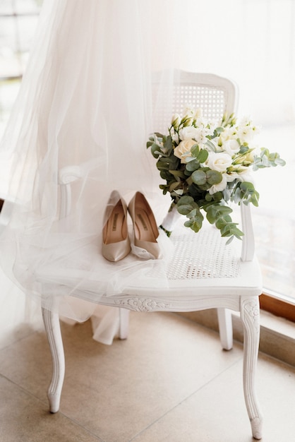 Elegante bouquet da sposa di fiori naturali freschi e verde