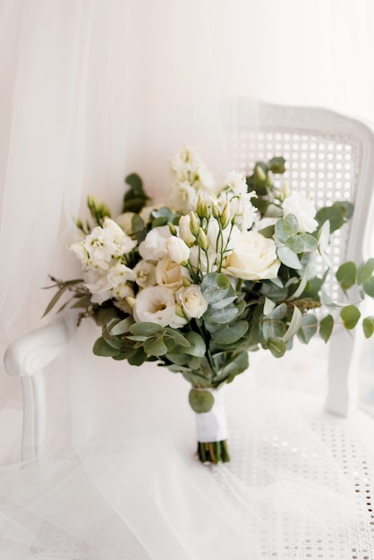 Elegante bouquet da sposa di fiori naturali freschi e verde