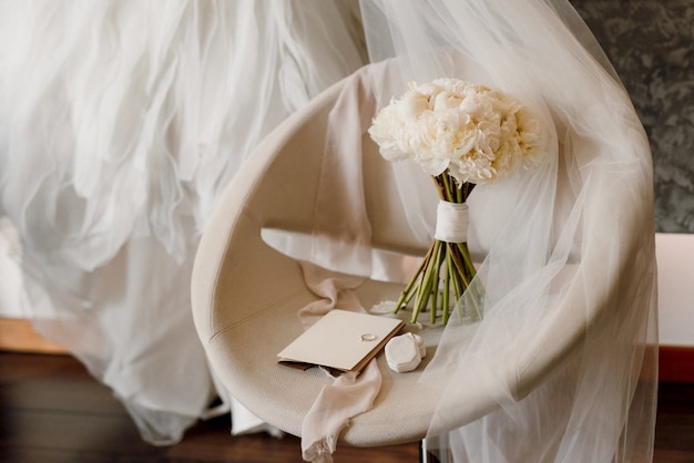 Elegante bouquet da sposa di fiori naturali freschi e verde