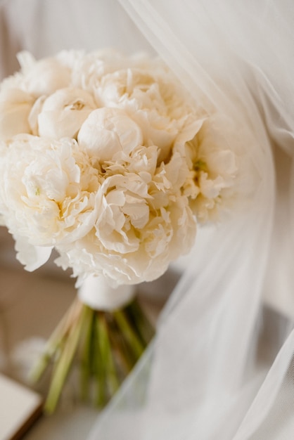 Elegante bouquet da sposa di fiori naturali freschi e verde