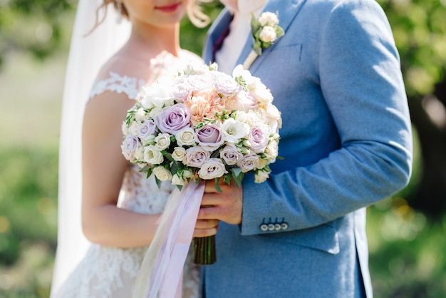 Elegante bouquet da sposa di fiori naturali freschi e verde