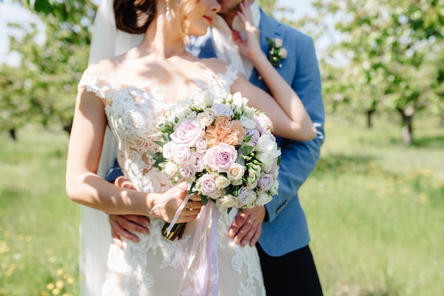 Elegante bouquet da sposa di fiori naturali freschi e verde