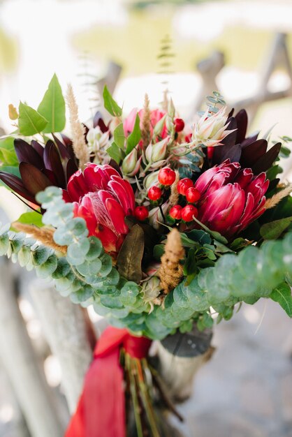 Elegante bouquet da sposa di fiori naturali freschi e verde