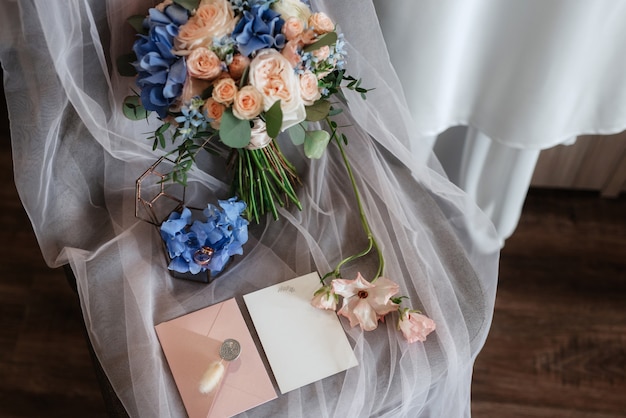 Elegante bouquet da sposa di fiori naturali freschi e verde