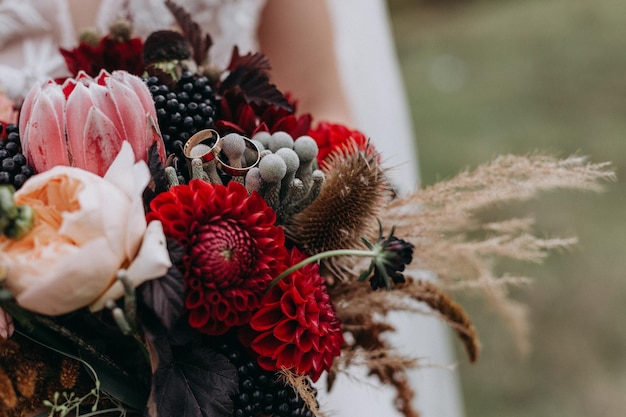 Elegante bouquet da sposa stile rustico fiori scuri