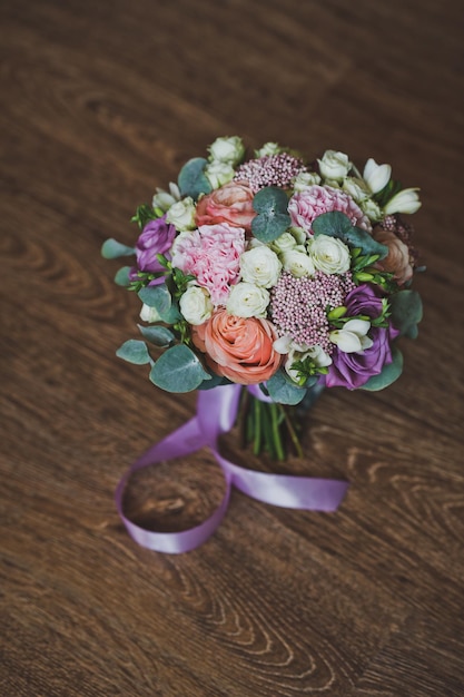 Elegante bouquet da sposa su tavolo laccato scuro 2234