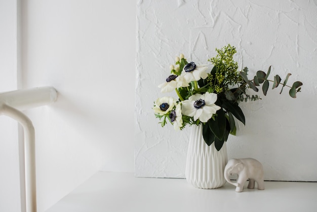 Elegante bouquet di anemoni