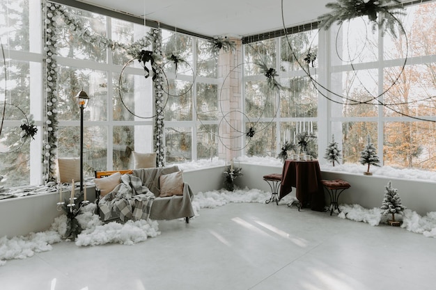 Elegante camera interna con bellissimo albero di Natale e caminetto decorativo