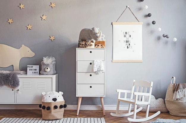 Elegante cameretta con portafoto in legno, giocattoli in legno e peluche, scatole, blocchi e accessori