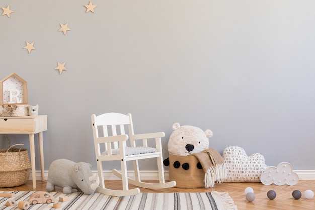 Elegante cameretta scandinava con copia spazio, giocattoli, orsacchiotto, animali di peluche e accessori per bambini