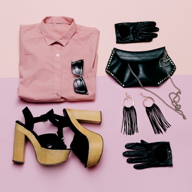 Elegante camicia rosa Lady Outfit e accessori neri, pochette nera alla moda, tacchi alti