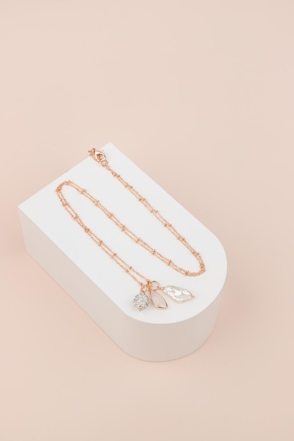 Elegante collana dorata con diamanti su sfondo bianco, gioielli