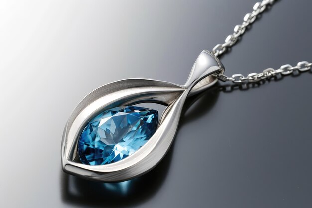 Elegante collana pendente con un brillante pezzo centrale di topazio blu Elegante collana Pendente con un abbagliante pezzo centrale de topazio blu